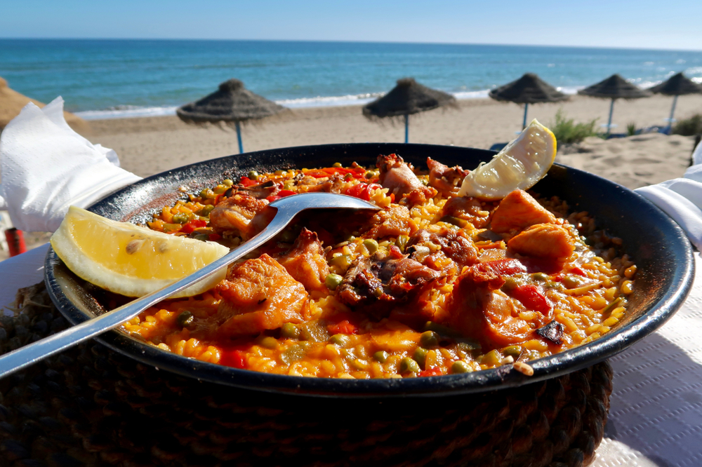 Apetycznie wyglądająca paella w restauracji nad morzem.