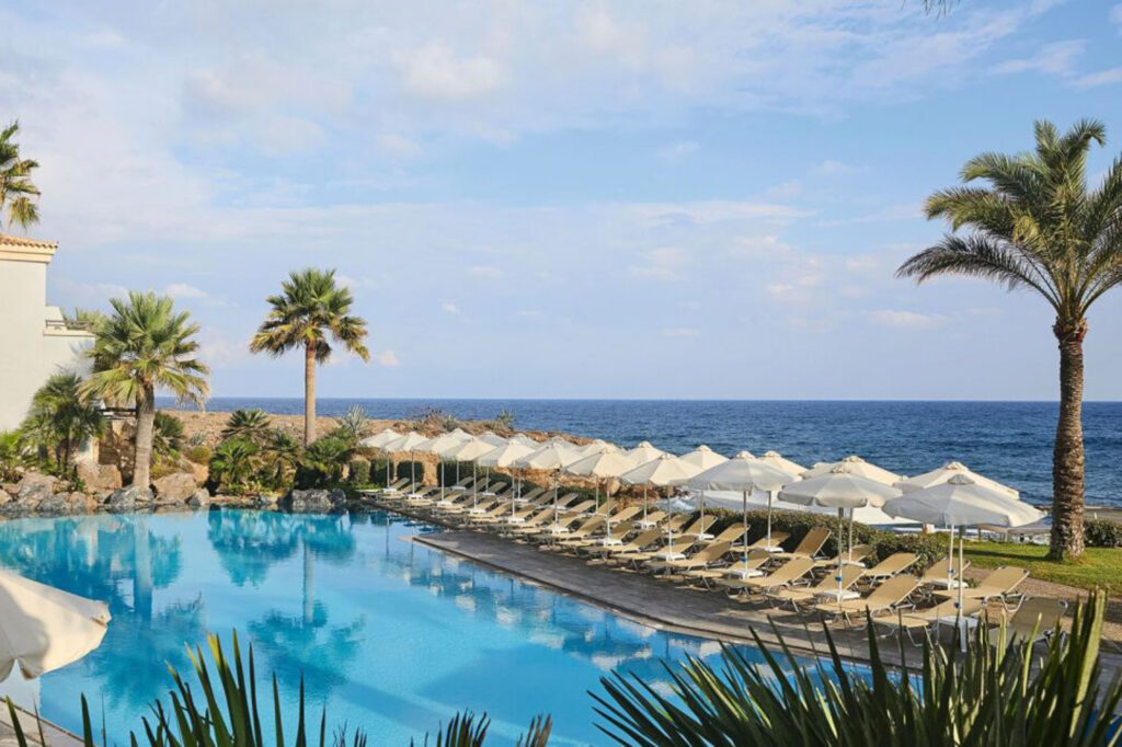 Grecotel – greckie wakacje w hotelach dla rodzin, par i miłośników luksusu 7 Grecotel - plaża hotelowa