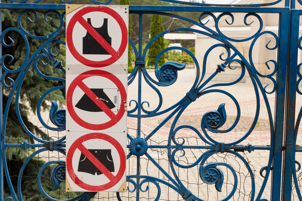 Zakazy, których muszą przestrzegać turyści przed wejściem do świątyni.
