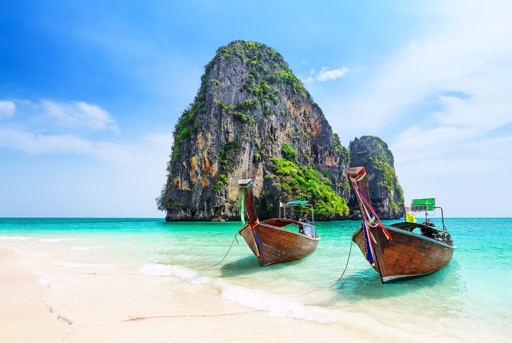 Phuket – co zobaczyć? Poznaj najpiękniejsze miejsca na wyspie 6 Tradycyjne tajskie łodzie na wyspie Phuket.