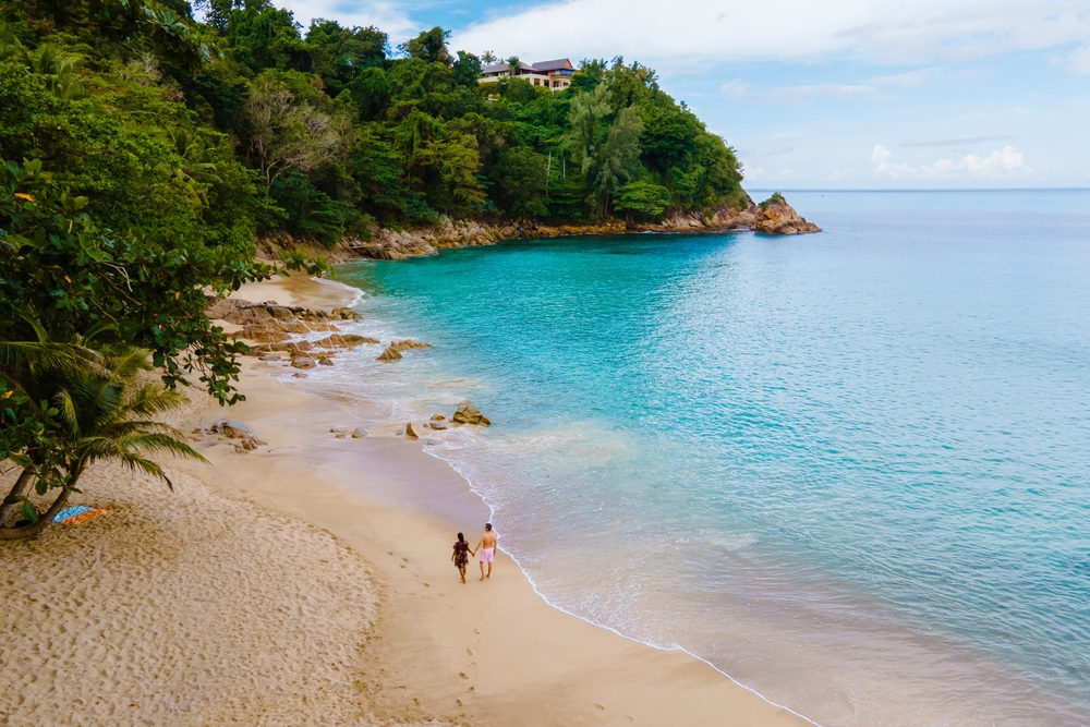 Phuket – co zobaczyć? Poznaj najpiękniejsze miejsca na wyspie 4 Zakochana para na jednej z pięknych plaż Phuket.