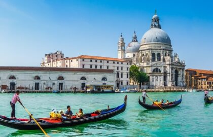 Beautiful,View,Of,Traditional,Gondolas,On,Canal,Grande,With,Historic