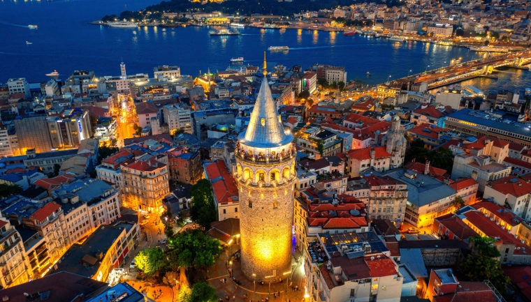 Turcja, Stambuł, widok nocny na miasto