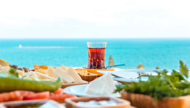 Riwiera Turecka all inclusive, jedzenie i Morze Śródziemne w tle