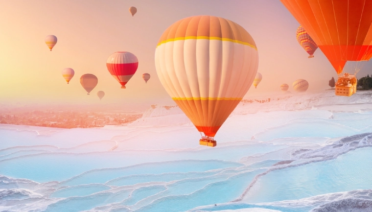 Riwiera Turecka, Kapadocja i Pamukkale, balony na gorące powietrze lecą nad Pamukkale