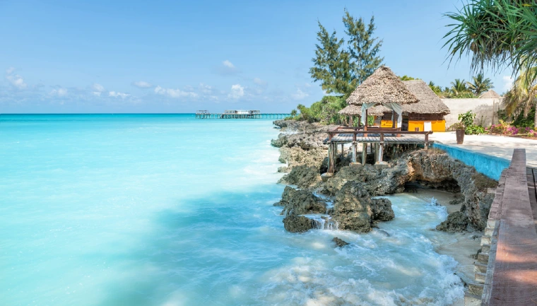 Zanzibar, wakacje w Tanzanii, widok na wodę i plażę na Zanzibarze