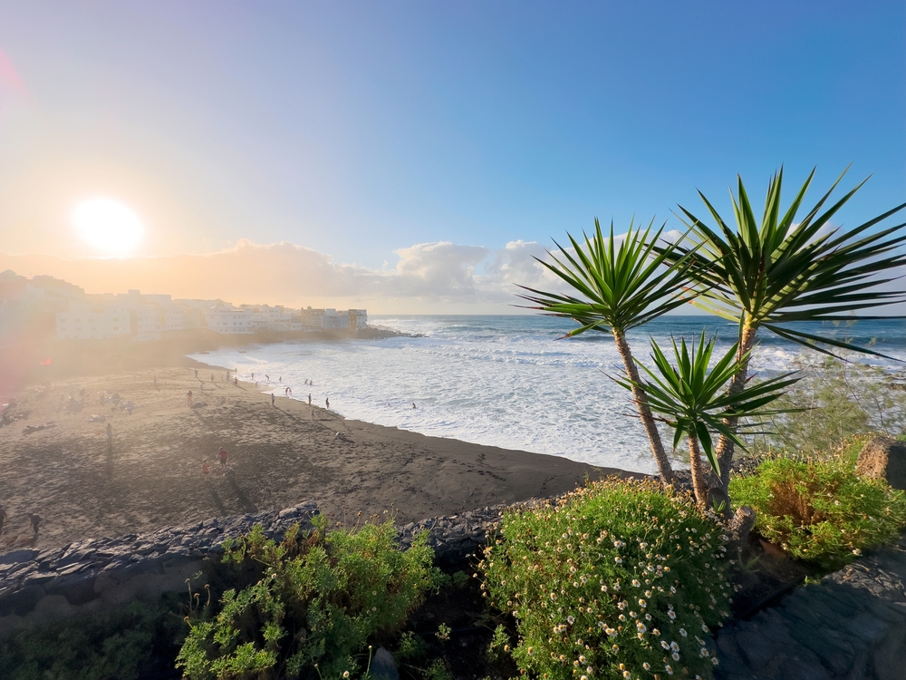 Wakacje na Teneryfie. Dlaczego warto odwiedzić tę wyspę? 5 wakacje na Teneryfie - Playa Jardin w Puerto de la Cruz