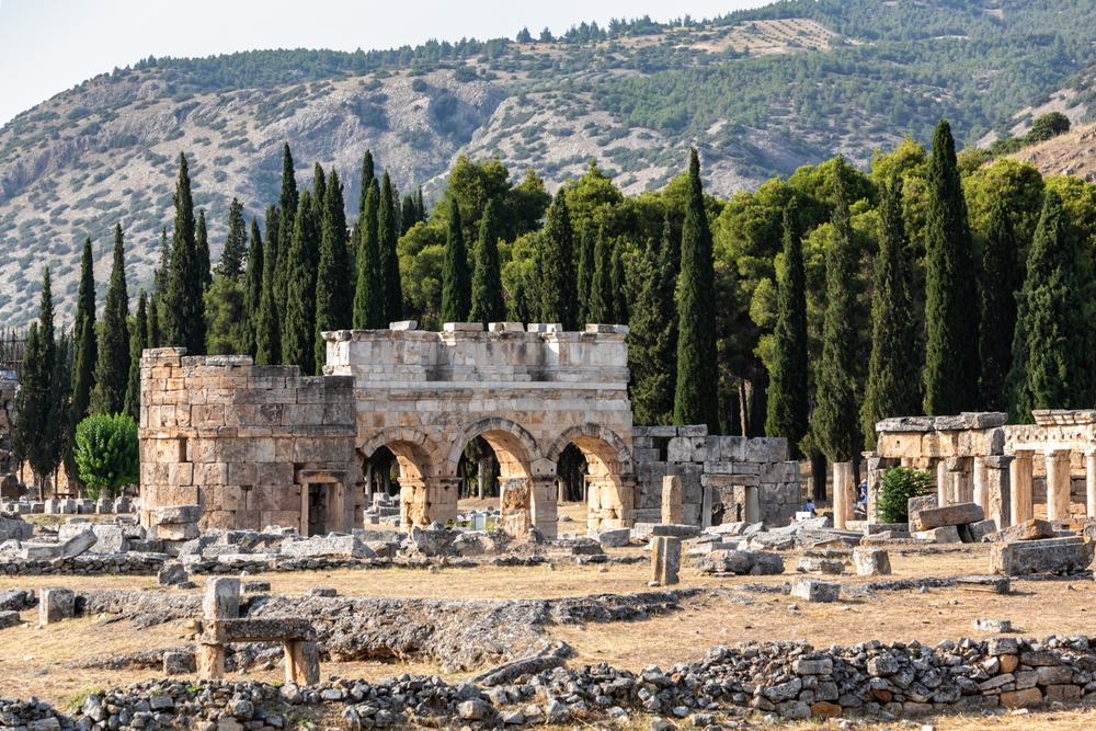 Pamukkale Turcja – co zobaczyć? Praktyczny przewodnik 5 Najwazniejsze atrakcje Pamukkale co koniecznie zobaczyc Blog | Biuro turystyczne TUI