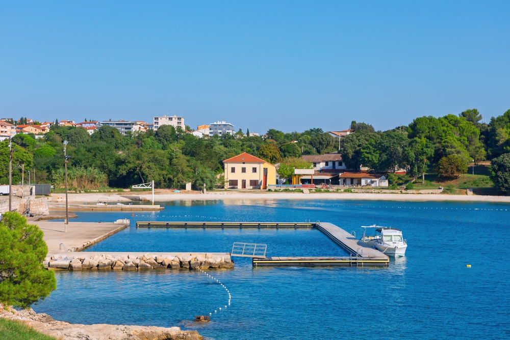 Urokliwa plaża Mornar w Chorwacji.