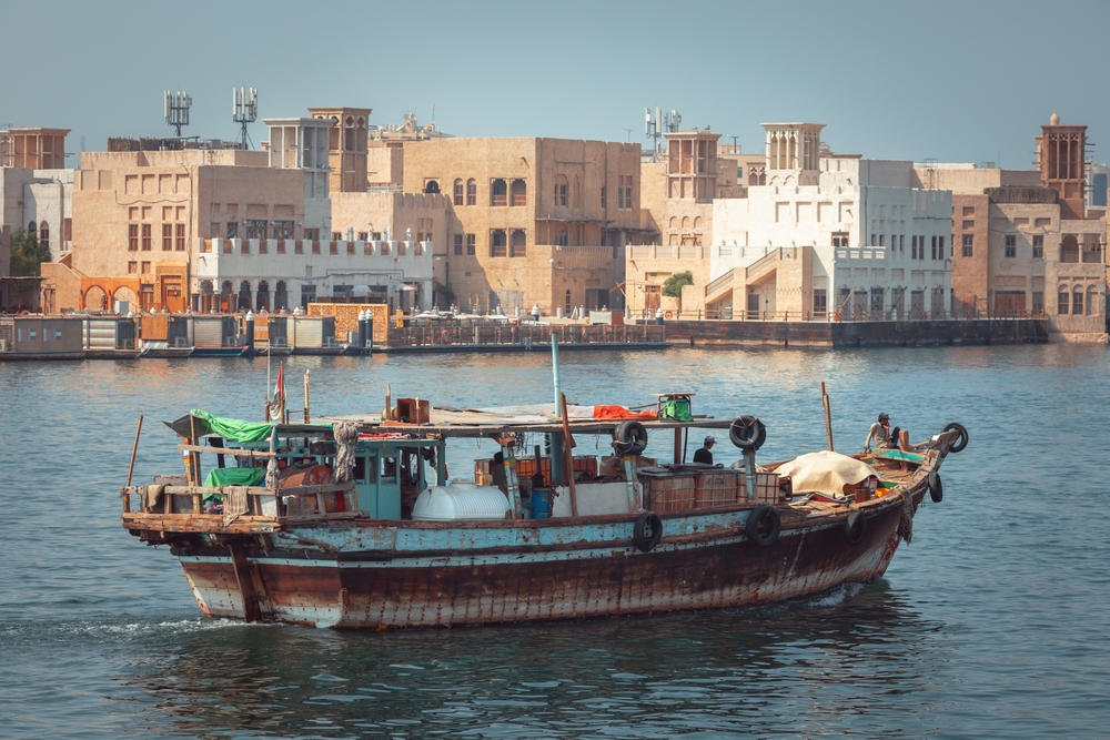 Stary Dubaj: Odkryj historyczne serce miasta 3 Stary Dubaj - łódka