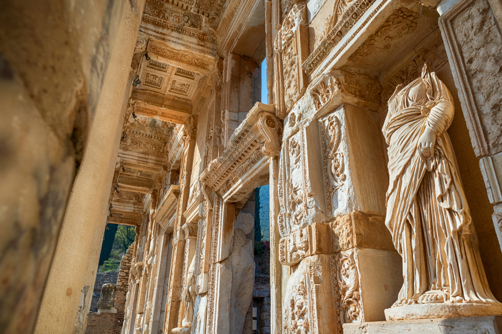 Dlaczego warto odwiedzić Efez w Turcji? 3 W Efezie w Turcji znajduje się biblioteka, która zachwyca miłośników architektury.