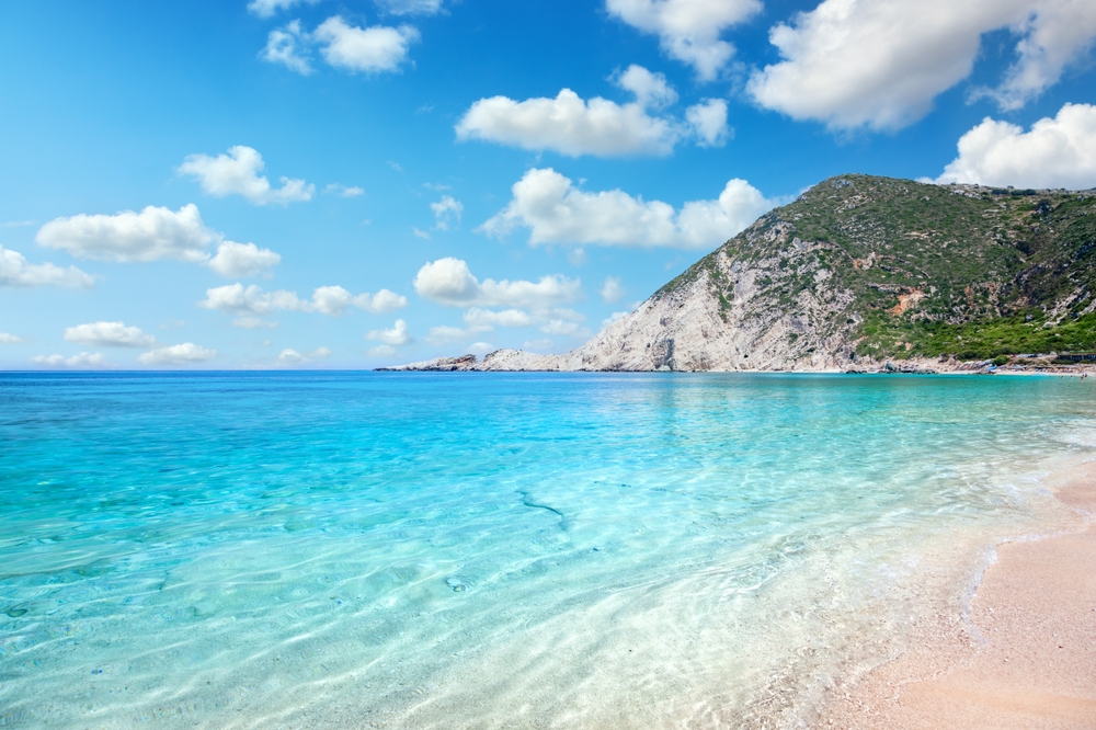 Czym kusi Kefalonia? Pięknymi krajobrazami i rajskimi plażami!