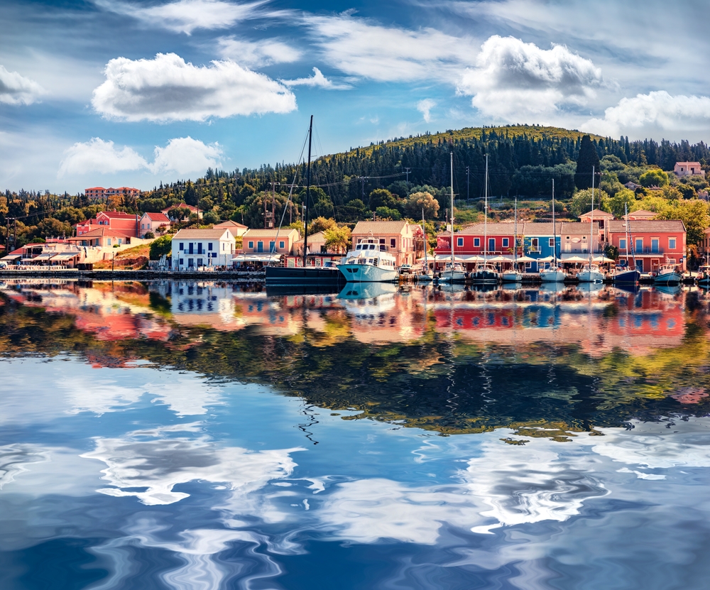 Kefalonia to miejsce, które musisz odwiedzić podczas wczasów w Grecji.