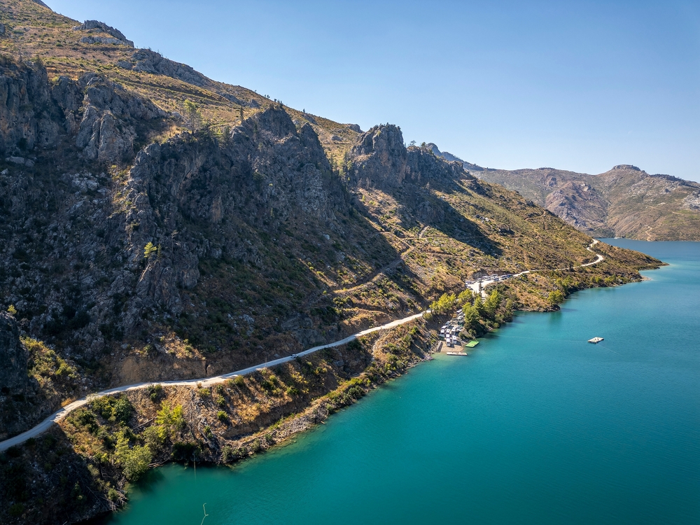 Manavgat kusi bujną roślinnością i pięknymi widokami.