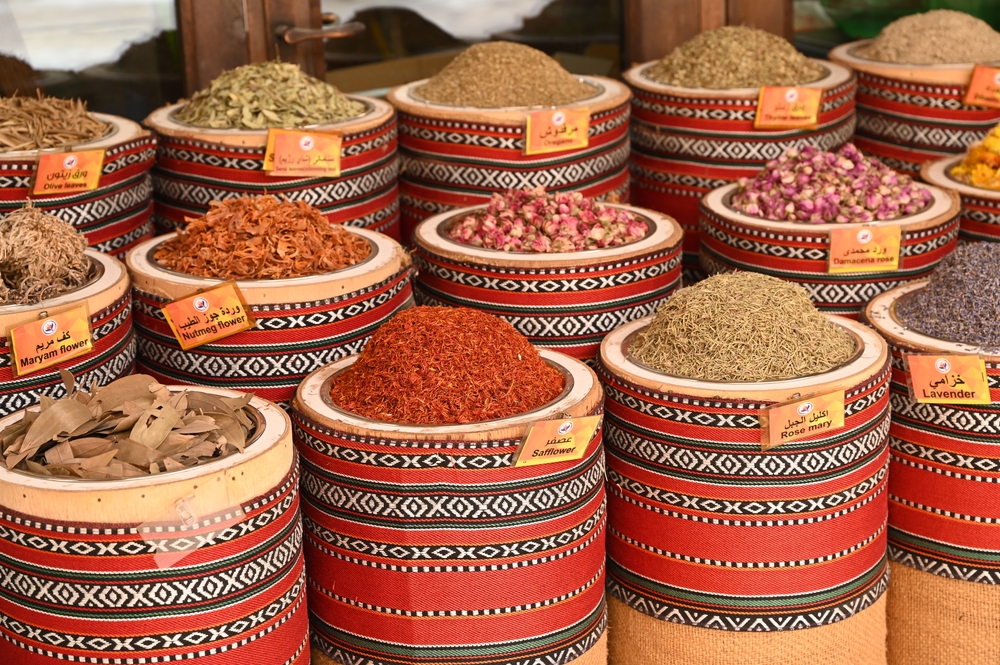 Pamiątki z Dubaju można znaleźć na kolorowych targach pełnych aromatycznych przypraw.