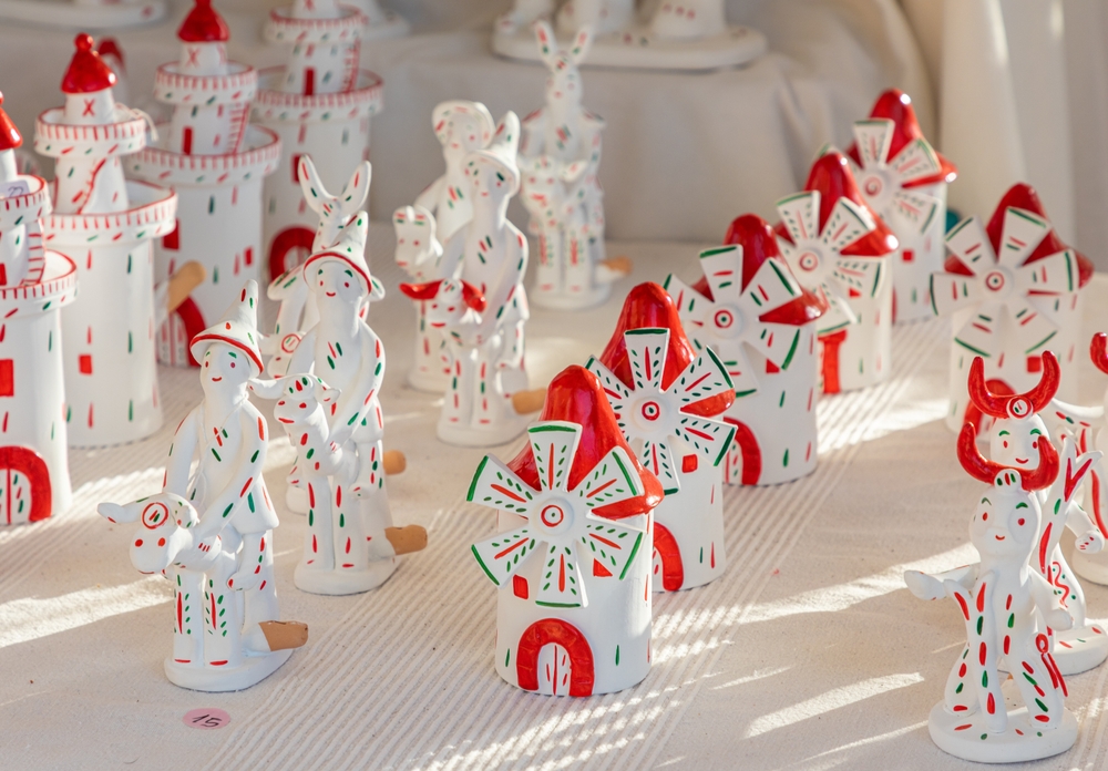 Pamiątki z Majorki – co kupić, aby zatrzymać wspomnienia z wyspy słońca? 2 Pamiątki z Majorki obejmują ceramiczne figurki siurell