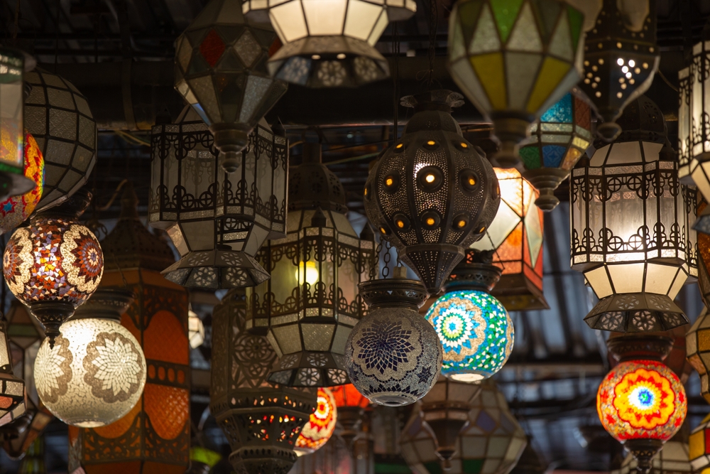 Pamiątki z Maroka zachwycają na barwnych jarmarkach i targach.