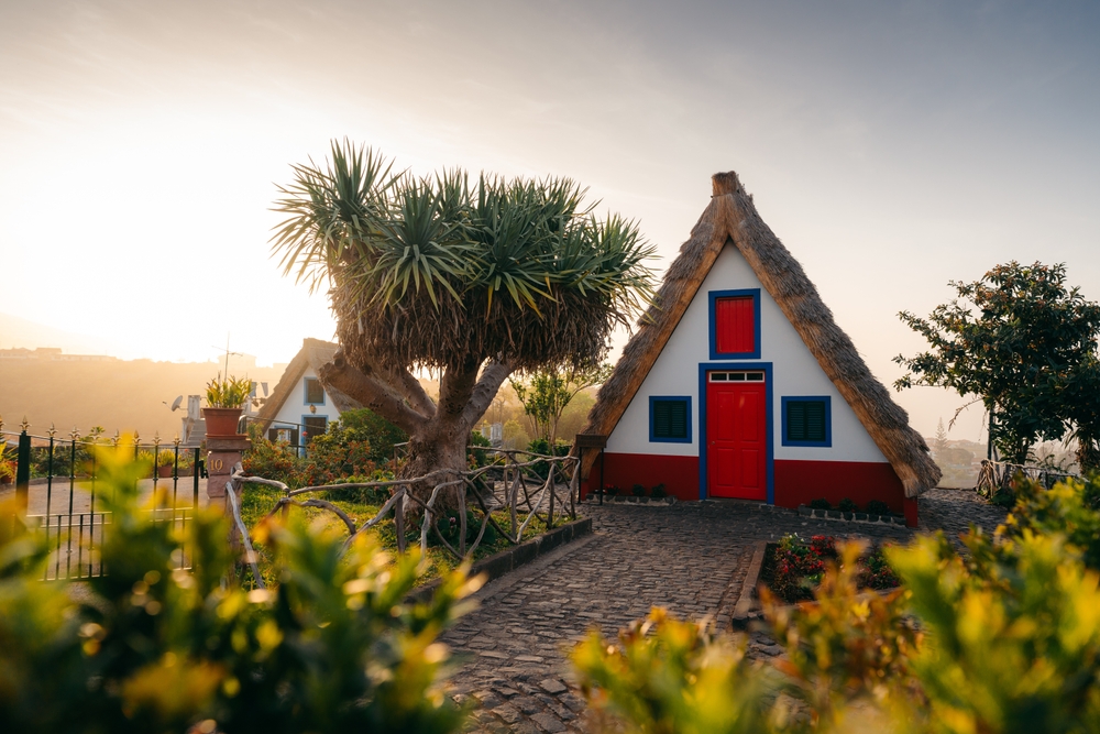 Piękne pamiątki z Madery można znaleźć w wiosce Santana.