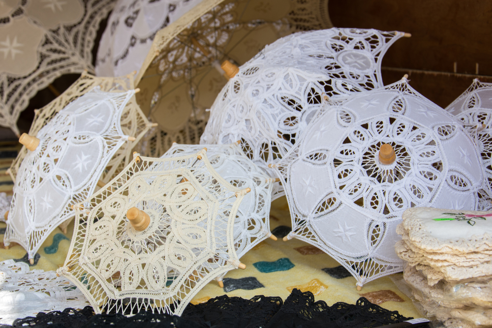 Pamiątki z Malty to również piękne wyroby z koronki.