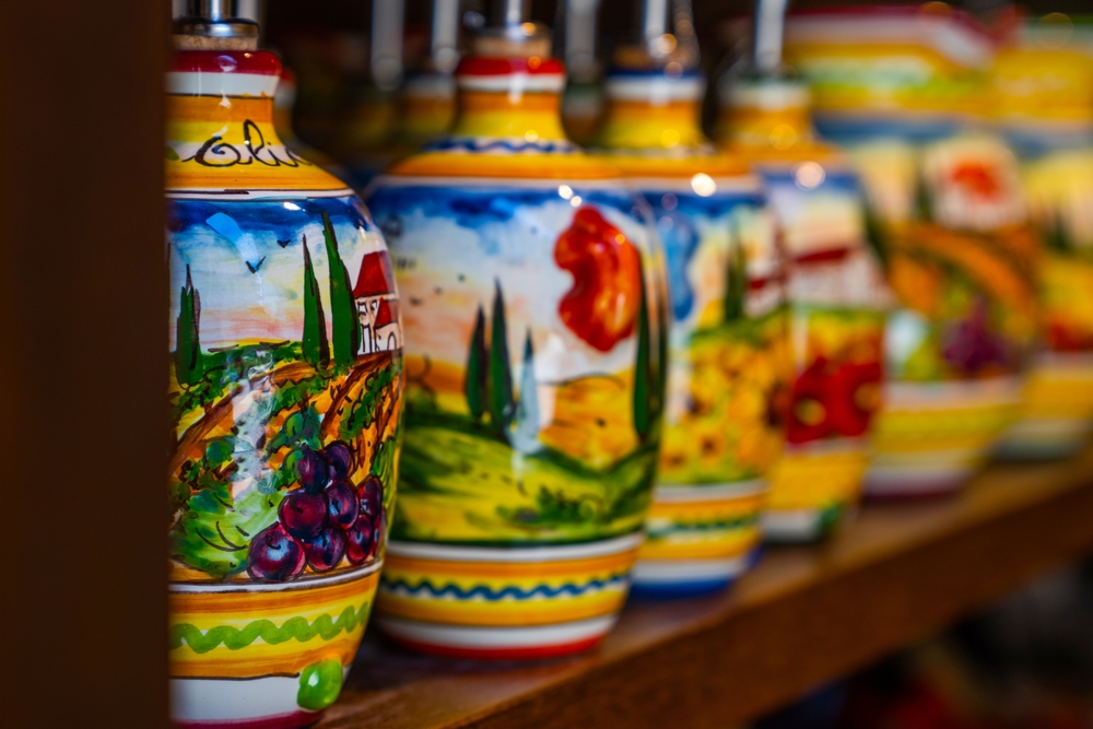 Jeżeli odwiedzasz Włochy, koniecznie musisz przywieźć stamtąd ręcznie wyrabianą ceramikę. 