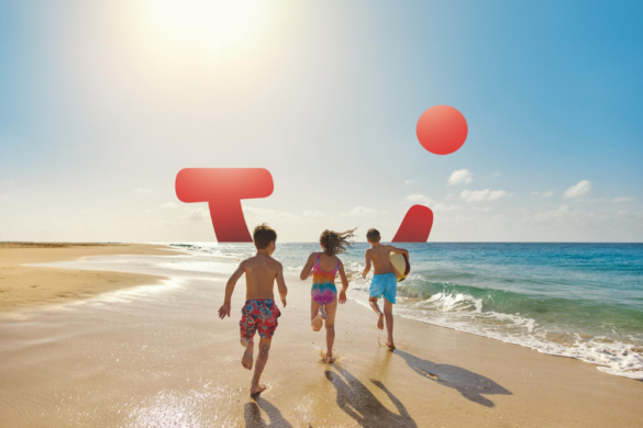 dzieci biegnące po plaży, w tle widoczne logo TUI