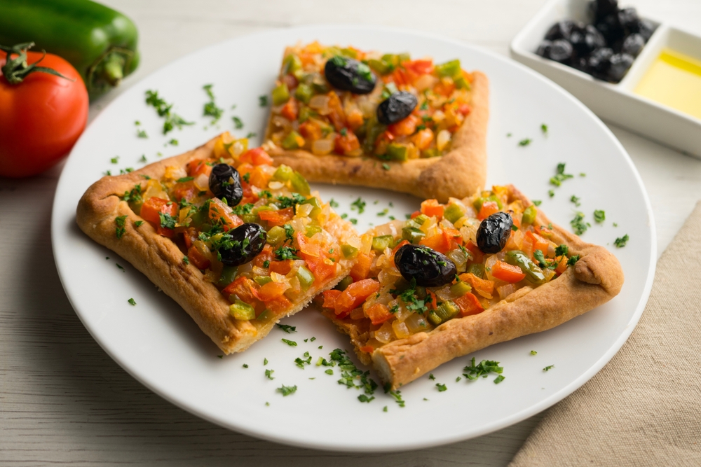 Co zjeść na Majorce? Majorkańska pizza skradnie Twoje serce.