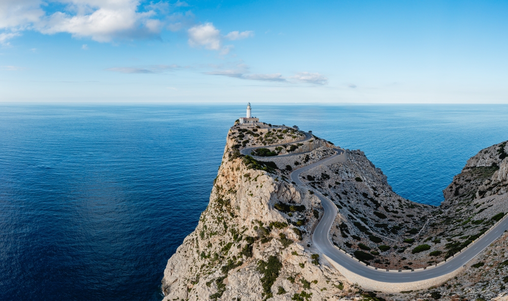 Co spakować na Majorkę? Wygodne buty to absolutny must-have.