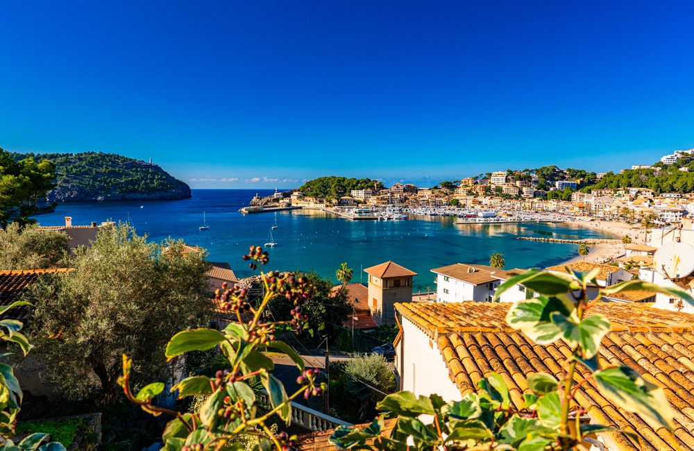 Co spakować na Majorkę? Nie zapomnij kremu z filtrem i okularów przeciwsłonecznych.