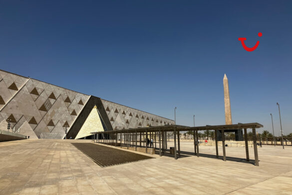 Wielkie Muzeum Egipskie w Gizie z widokiem na piramidy