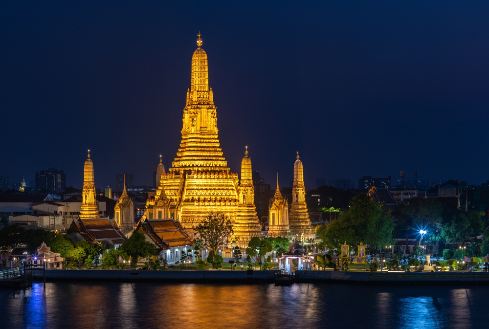 Pięknie oświetlona świątynia Wat Arun w Bangkoku.