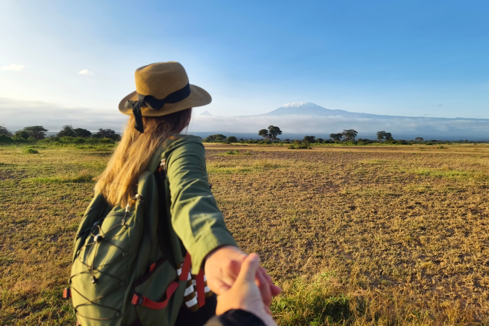 Kobieta wybierająca się na safari w Kenii.