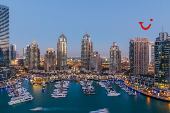 Hotele w Zjednoczonych Emiratach Arabskich w centrum miasta, w świetle zachodzącego słońca