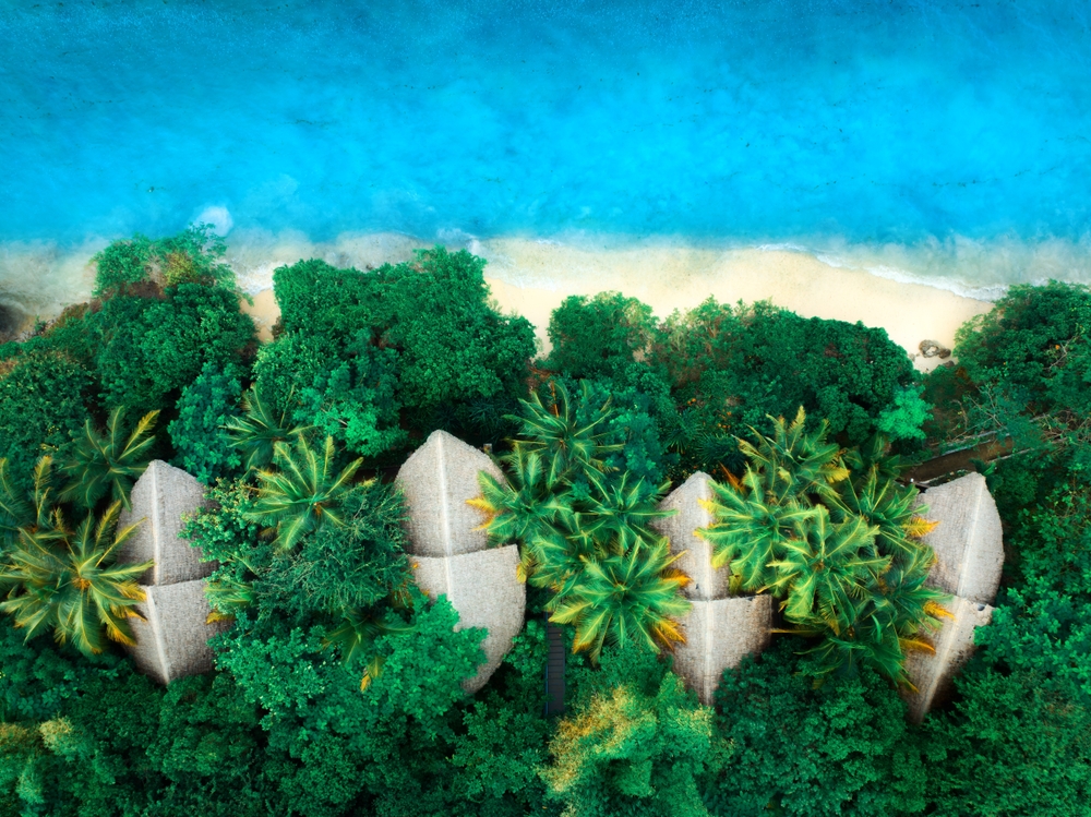 Zanzibar – co trzeba wiedzieć przed podróżą do afrykańskiego raju? 3 Lazurowe wybrzeże z białym piaskiem i domkami ukrytymi w dżungli.