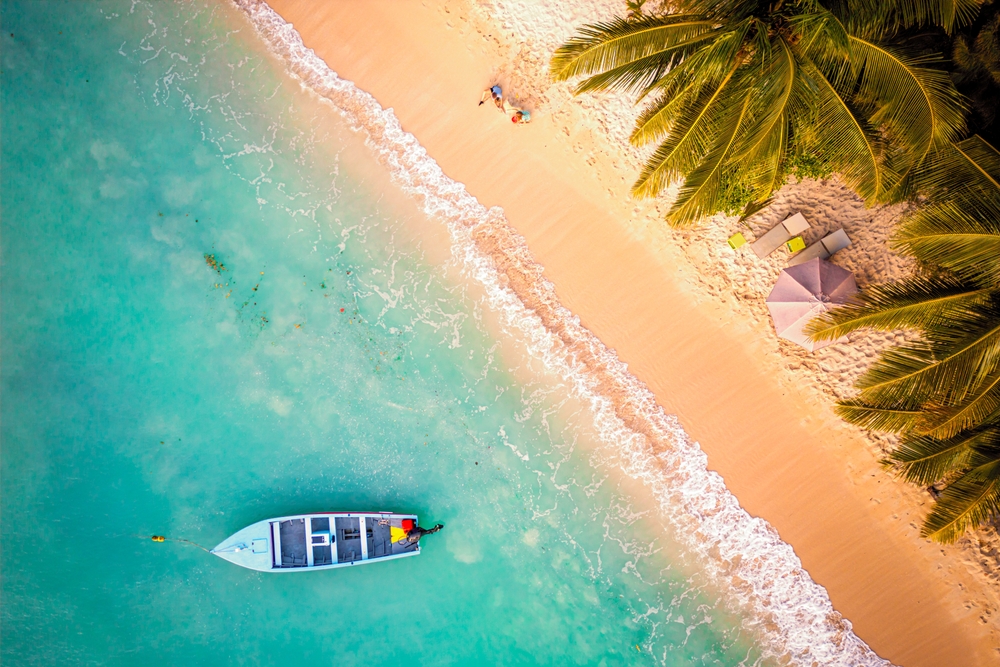 Mauritus widok z lotu ptaka na tropikalna plaze ocean palmy i lodz przy brzegu Blog | Biuro turystyczne TUI