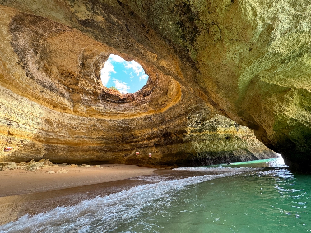 Najpiękniejsze plaże w Portugalii - Jaskinia Benagil