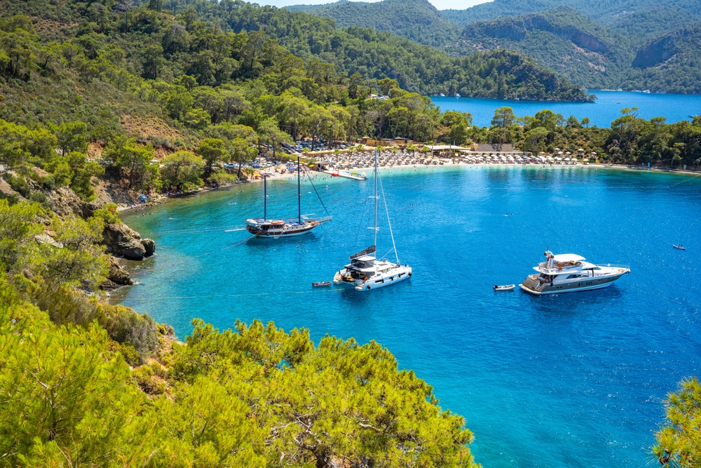 Cypr czy Turcja? Śródziemnomorska historia kontra osmańskie zabytki 3 Widok na lazurową wodę na tureckim wybrzeżu.