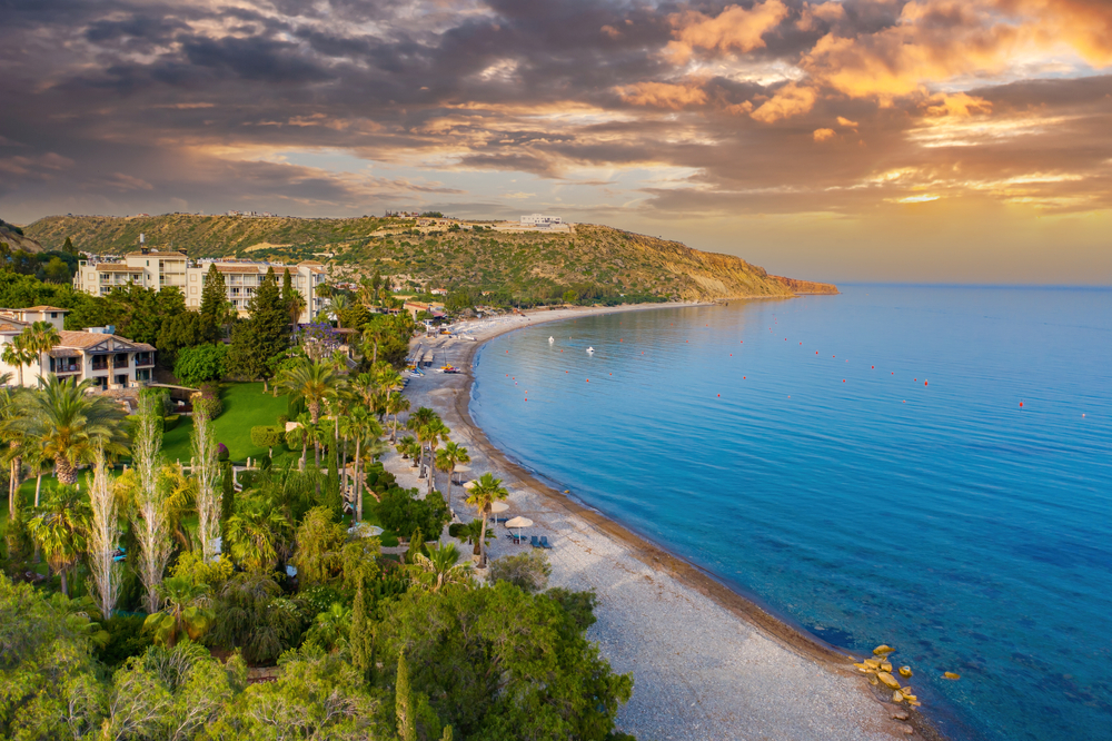 Cypr czy Turcja? Śródziemnomorska historia kontra osmańskie zabytki 5 Wybrzeże Cypru zachwyca połączeniem zieleni, bieli i turkusu.