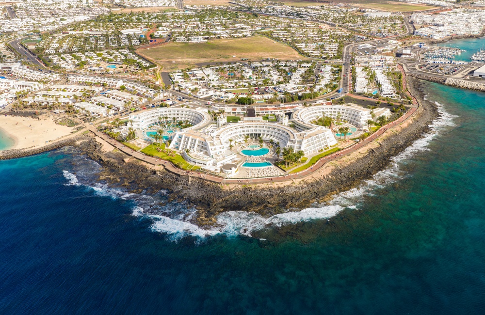 Playa Blanca – atrakcje z widokiem na sąsiednią Fuerteventurę 6 Spektakularne wybrzeże Lanzarote.