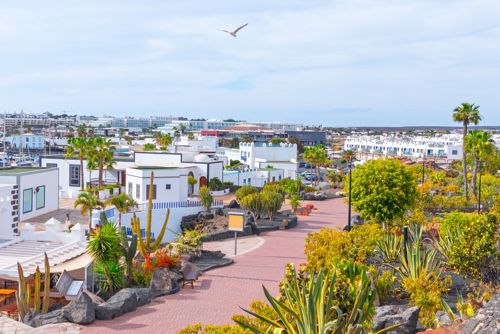 Playa Blanca – atrakcje z widokiem na sąsiednią Fuerteventurę 4 Widok na miasteczko w okolicy Playa Blanca.