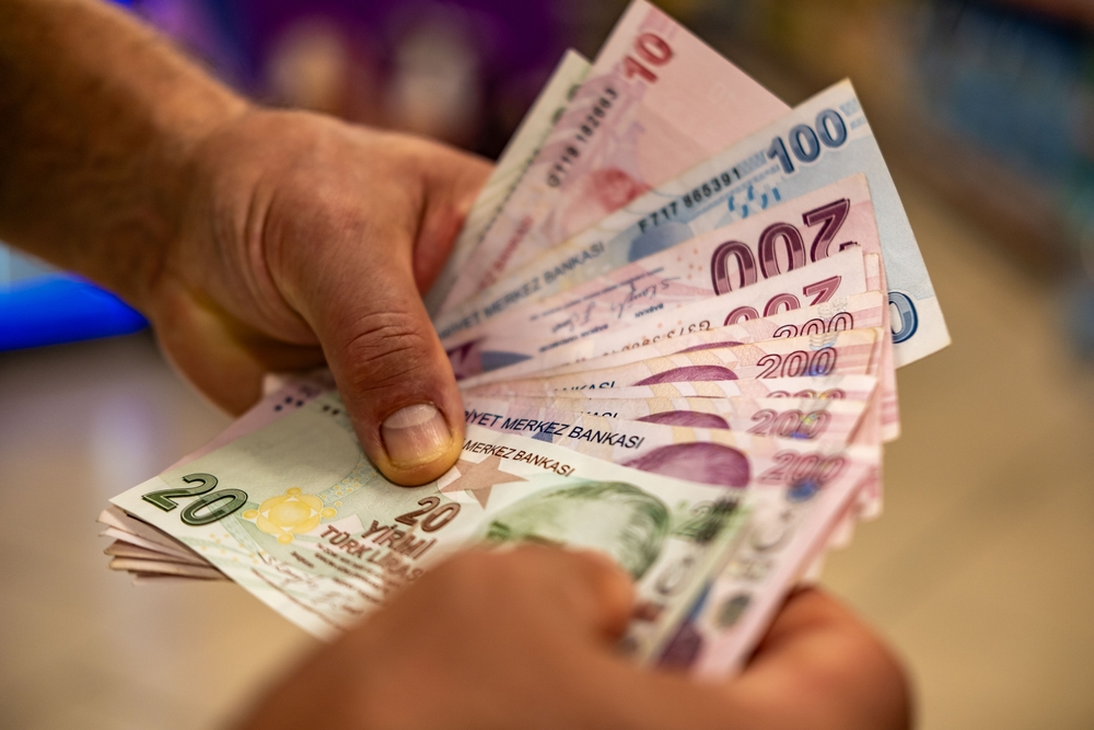 Waluta w Turcji 2026 – kurs liry tureckiej. Gdzie najlepiej wymieniać? 4 Mężczyzna przelicza banknoty liry tureckie.