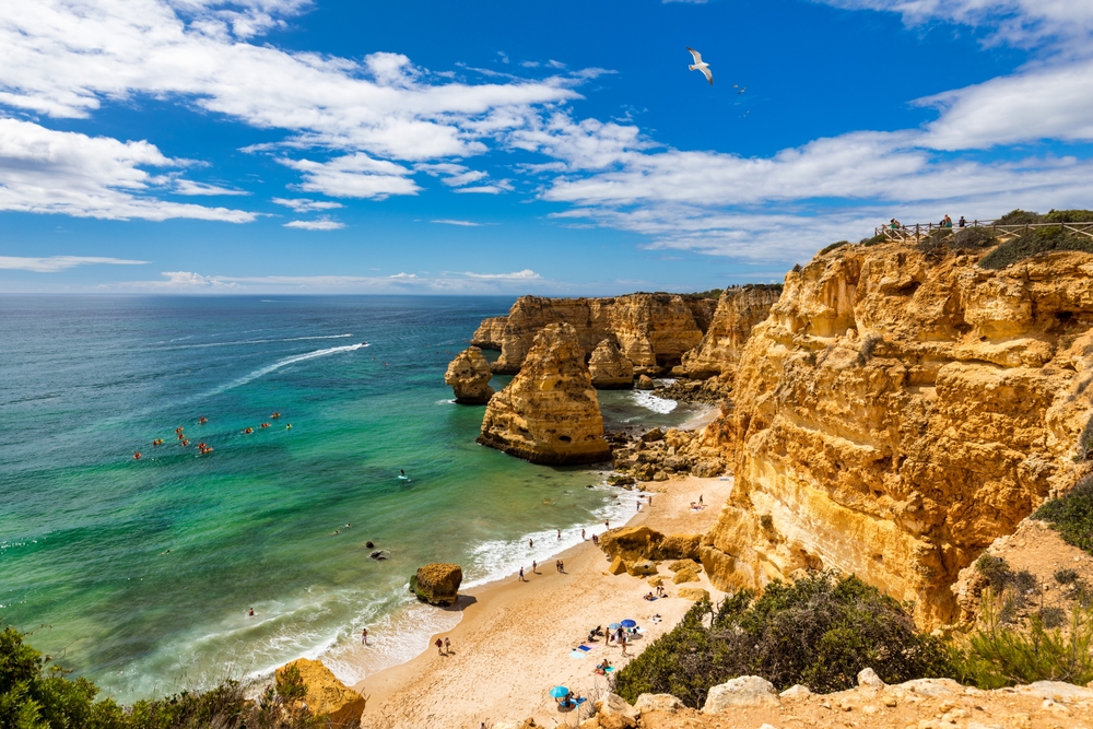 Wakacje – lipiec 2025. Dokąd polecieć na wczasy? 8 Złote-klify i plaża Algarve.