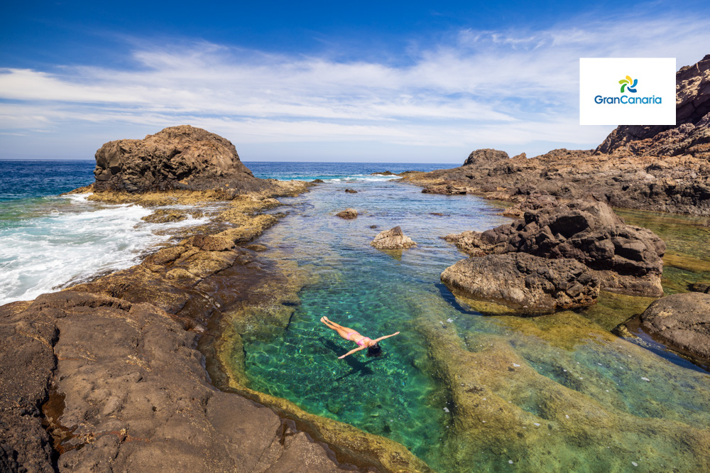 Gran Canaria – 10 powodów, aby spędzić tu najbliższe wakacje 10 Kobieta kąpie się w naturalnych basenach na plaży w Galdar.