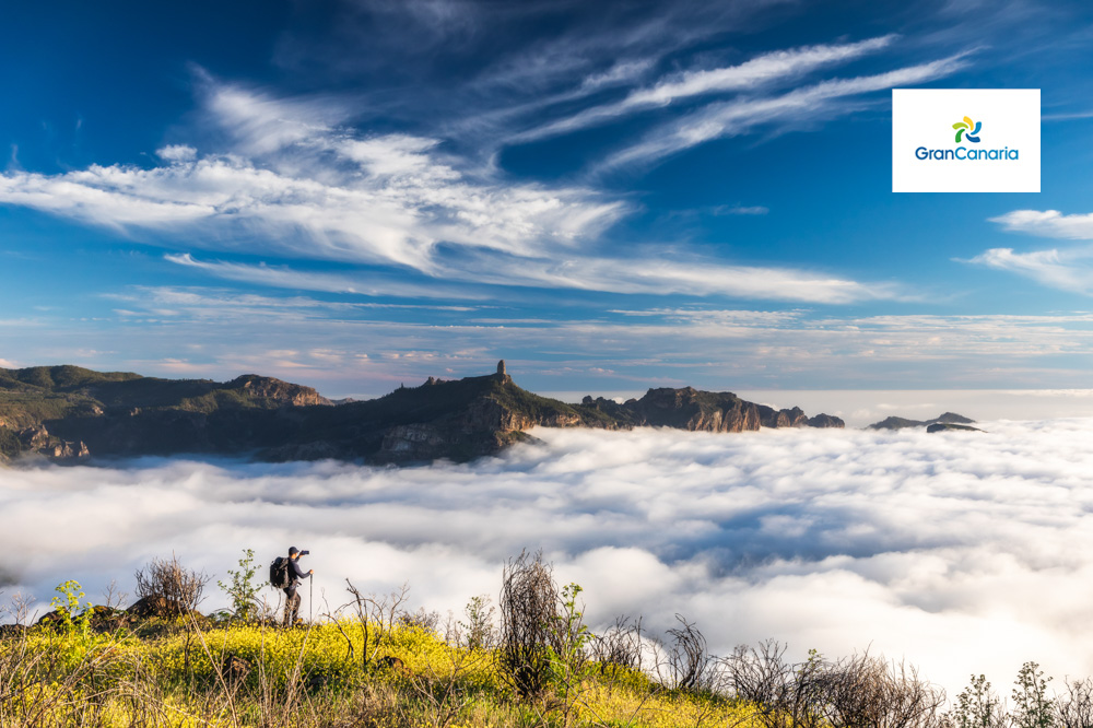Gran Canaria – 10 powodów, aby spędzić tu najbliższe wakacje 7 Turysta w morzu chmur na górskim szlaku na Gran Canarii.