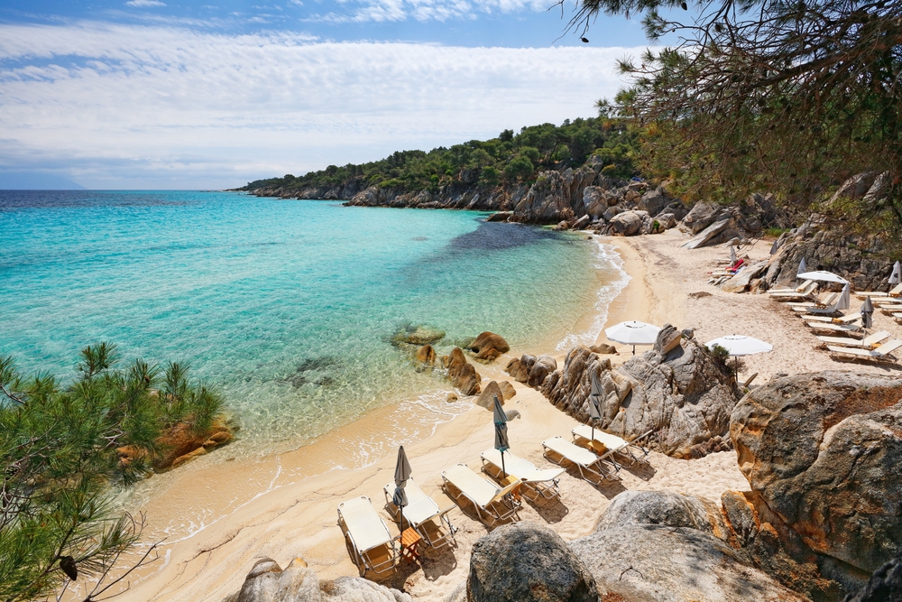 Gdzie na wakacje we wrześniu? Najlepsze kierunki na jesień 47 Malownicza plaża na wyspie Chalkidiki.