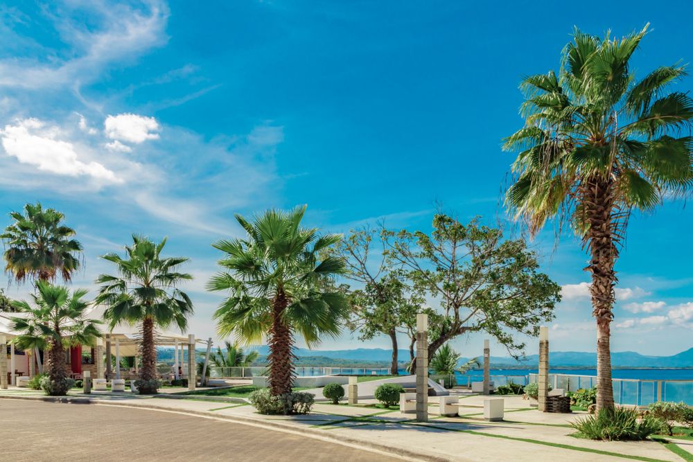 Promenada nad oceanem w okolicy Puerto Plata.