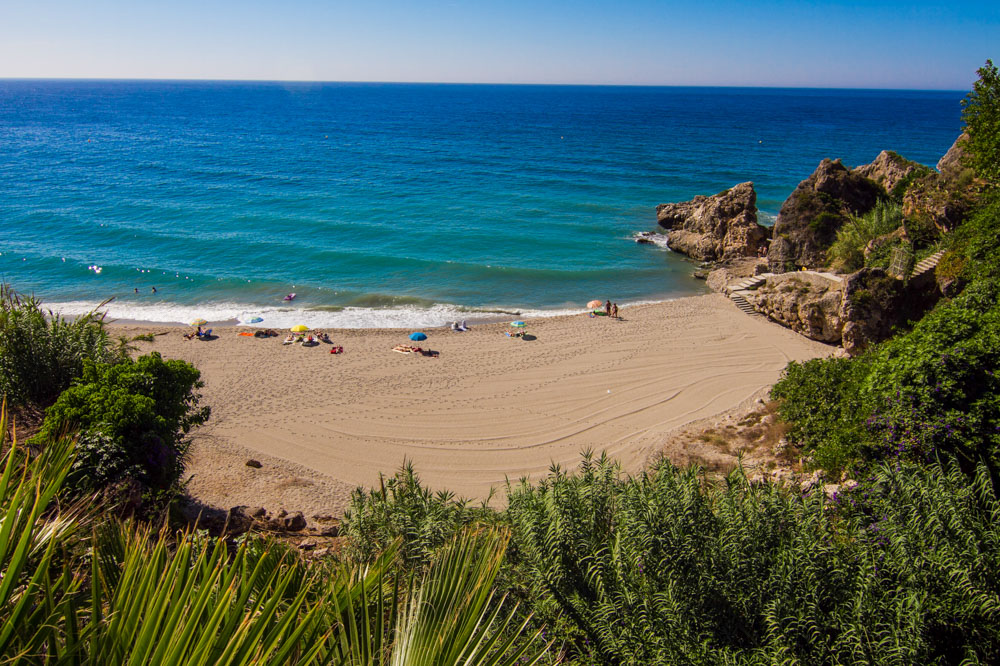 Piaszczysta zatoka Carabeillo w Nerja.