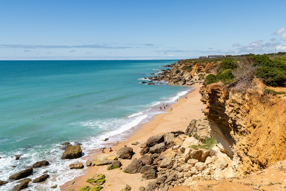 Plaża Calas de Roche w Conil de la Frontera.