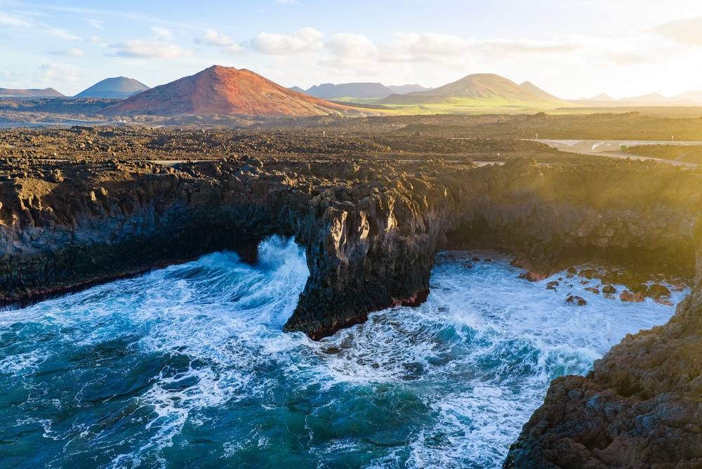 Gdzie polecieć na wakacje w listopadzie? 26 Spektakularny widok na klify i wulkany na Lanzarote.