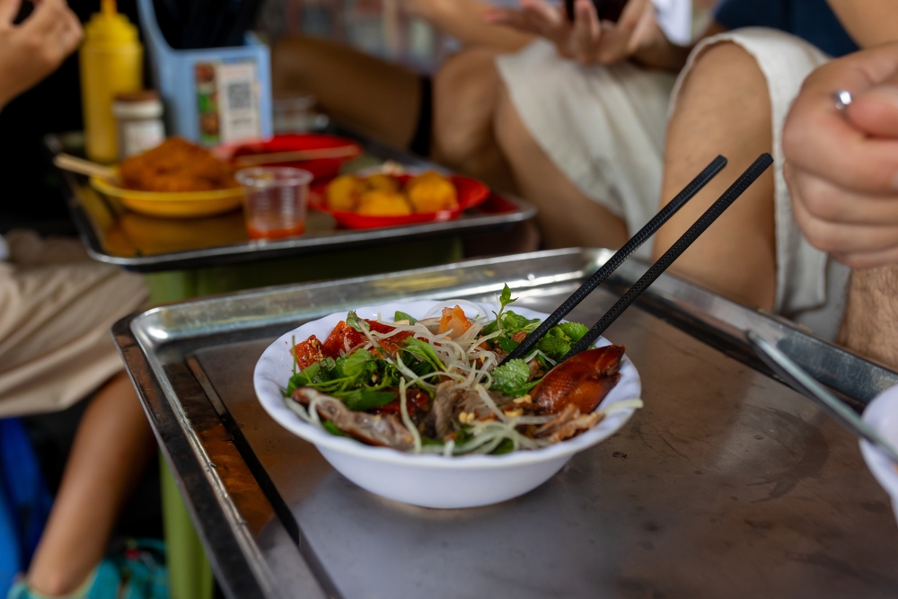 Street food w Hanoi - zupa pho.